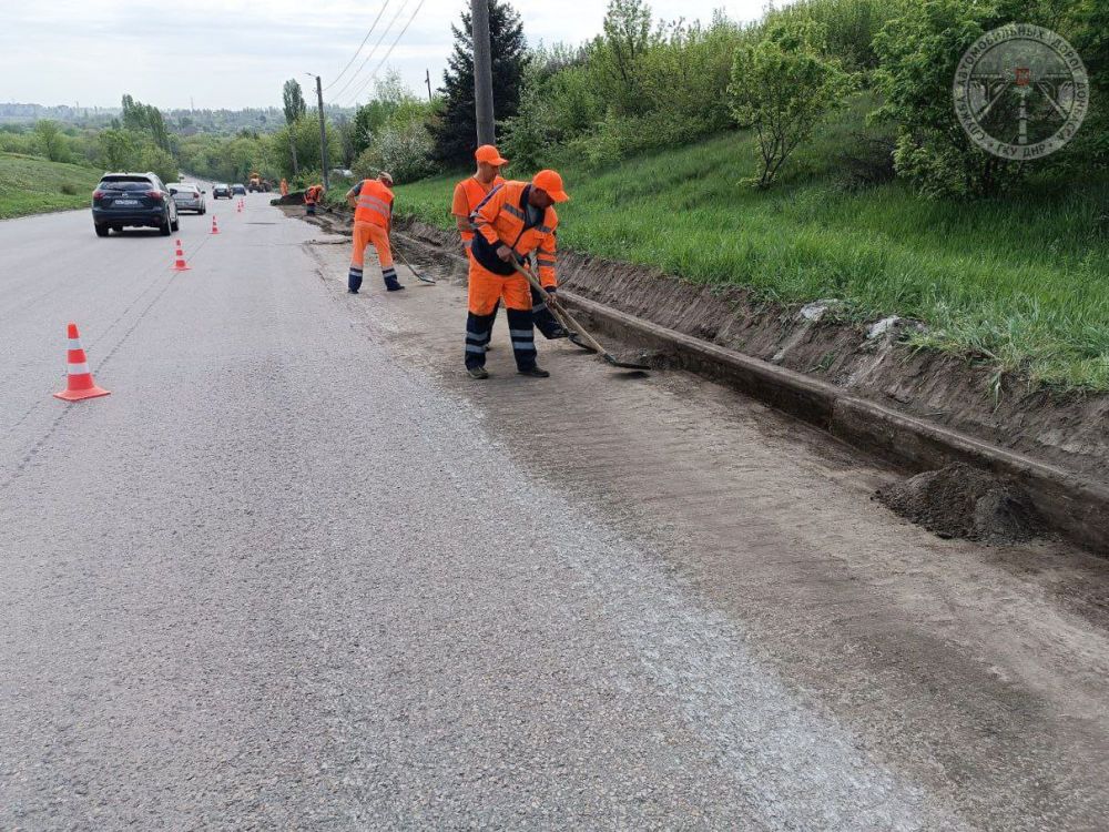 Дорожники продолжают благоустройство дорог общего пользования Дорожники продолжают благоустройство дорог общего пользования
