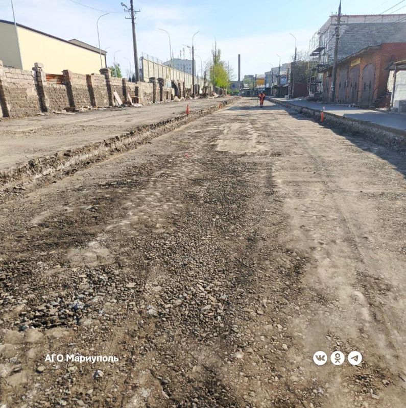 Дорожники обустраивают проезжую часть в центре города Дорожники обустраивают проезжую часть в центре города