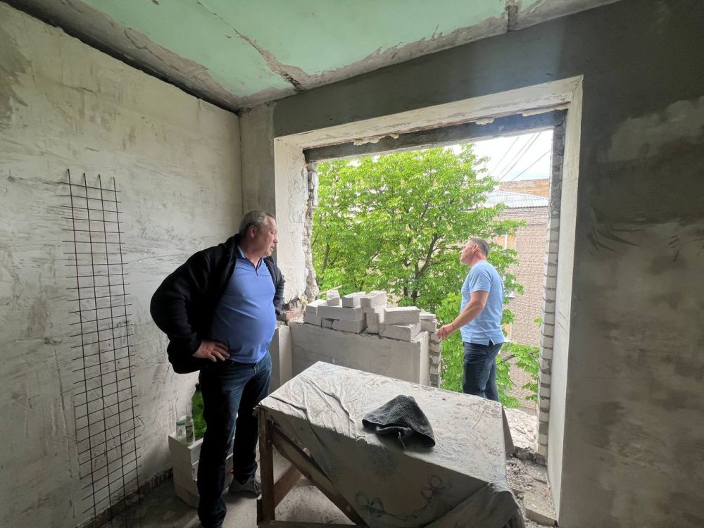 Вчера проверил ход ремонтно-восстановительных работ в многоквартирных домах на микрорайоне 3 и улице Коммунальной Вчера проверил ход ремонтно-восстановительных работ в многоквартирных домах на микрорайоне 3 и улице Коммунальной