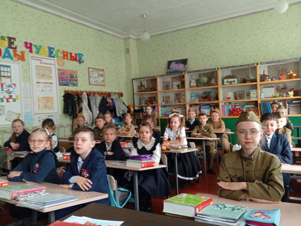 Накануне великого праздника - Дня Победы библиотекарем детской библиотеки-филиала Рыжих И.В. для учащихся 2-3 классов ГБОУ "Школа №6 им. Н.Я. Ильина г.о. Дебальцево" был проведен патриотический час «Юные герои» Накануне великого праздника - Дня Победы библиотекарем детской библиотеки-филиала Рыжих И.В. для учащихся 2-3 классов ГБОУ "Школа №6 им. Н.Я. Ильина г.о. Дебальцево" был проведен патриотический час «Юные герои»