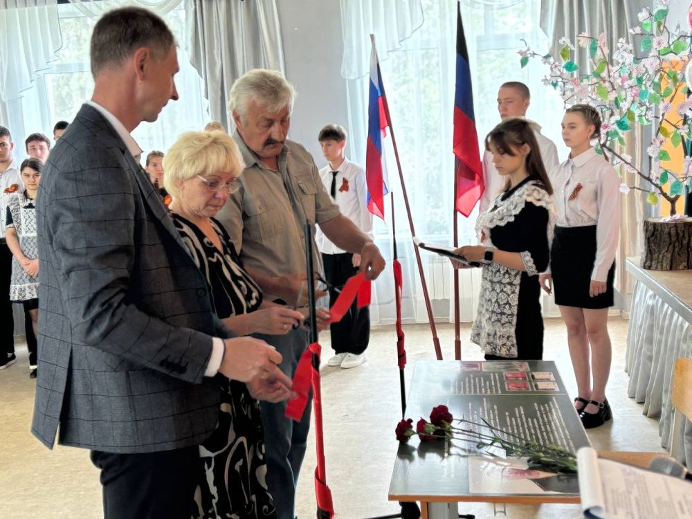 В Снежном открыли «Парту Героя» в школе № 4 В Снежном открыли «Парту Героя» в школе № 4