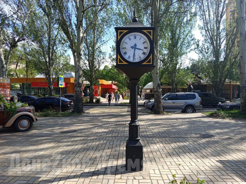 Теперь не спешат: часы на бульваре Пушкина в Донецке возобновили работу Теперь не спешат: часы на бульваре Пушкина в Донецке возобновили работу