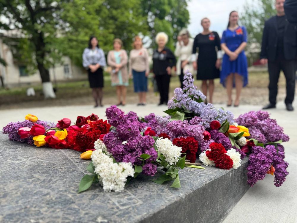 Партийцы возложили цветы к братской могиле советских воинов на посёлке Залесное Партийцы возложили цветы к братской могиле советских воинов на посёлке Залесное