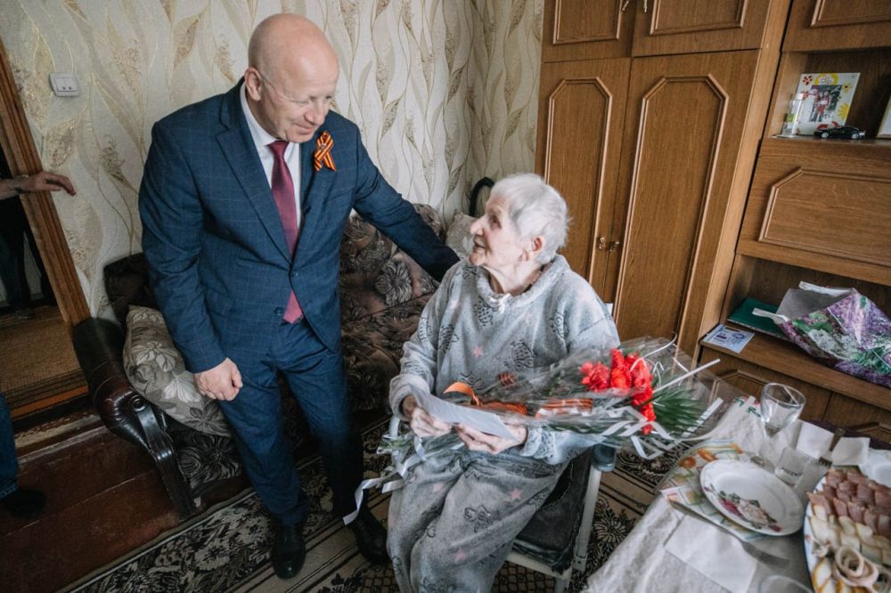 Олег Моргун: В преддверии 80-летия Великой Победы четверым ветеранам Великой Отечественной войны присвоили звание "Почетный гражданин городского округа Мариуполь" Олег Моргун: В преддверии 80-летия Великой Победы четверым ветеранам Великой Отечественной войны присвоили звание "Почетный гражданин городского округа Мариуполь"
