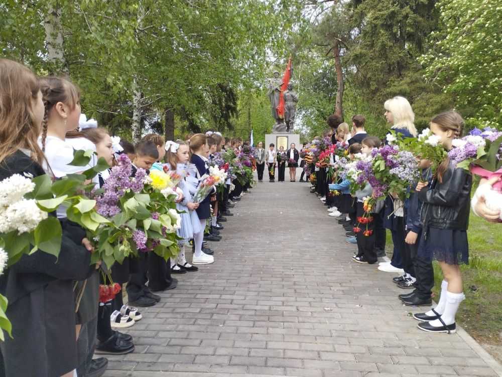 Елена Рязанцева: Сегодня, в рамках празднования 80-й годовщины Великой Победы, в Пролетарском районе прошли торжественные митинги у памятных мест, посвященных героическим событиям Великой Отечественной войны Елена Рязанцева: Сегодня, в рамках празднования 80-й годовщины Великой Победы, в Пролетарском районе прошли торжественные митинги у памятных мест, посвященных героическим событиям Великой Отечественной войны
