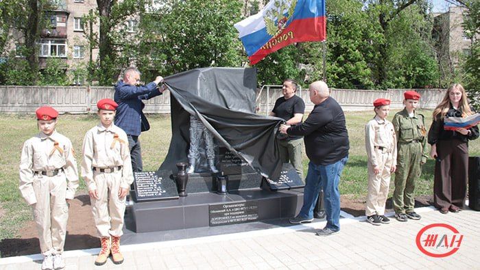 Сегодня, 7 мая, на территории Дебальцевского отряда ведомственной охраны ФГУП «ЖДН» торжественное открыт мемориал в память о сотрудниках Центра ведомственной охраны ФГУП «ЖДН», погибших в ходе специальной военной операции Сегодня, 7 мая, на территории Дебальцевского отряда ведомственной охраны ФГУП «ЖДН» торжественное открыт мемориал в память о сотрудниках Центра ведомственной охраны ФГУП «ЖДН», погибших в ходе специальной военной операции