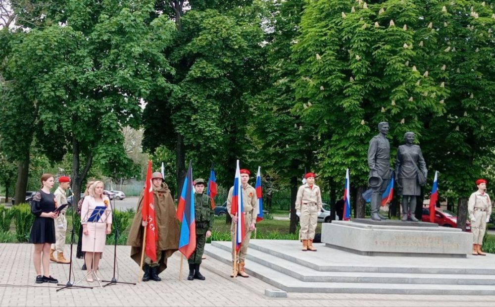 Наталья Бегуненко: В Петровском районе г. Донецка прошла церемония возложения цветов к памятнику «Петровчанам, погибшим в годы Великой Отечественной войны», посвященная 80-летию Великой Победы Наталья Бегуненко: В Петровском районе г. Донецка прошла церемония возложения цветов к памятнику «Петровчанам, погибшим в годы Великой Отечественной войны», посвященная 80-летию Великой Победы