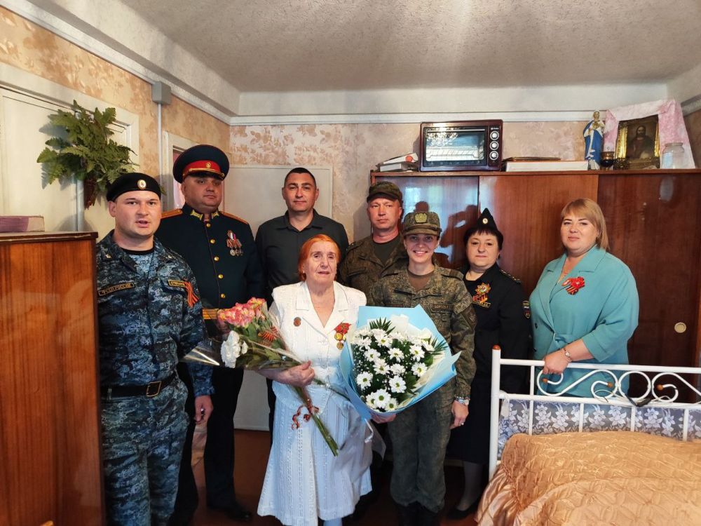 7 мая руководитель Управы Горняцкого внутригородского района Олеся Осатюк совместно с военным комиссаром военного комиссариата (Горняцкого и Червоногвардейского района) Василием Кувыкиным, старшим судебным приставом... 7 мая руководитель Управы Горняцкого внутригородского района Олеся Осатюк совместно с военным комиссаром военного комиссариата (Горняцкого и Червоногвардейского района) Василием Кувыкиным, старшим судебным приставом...