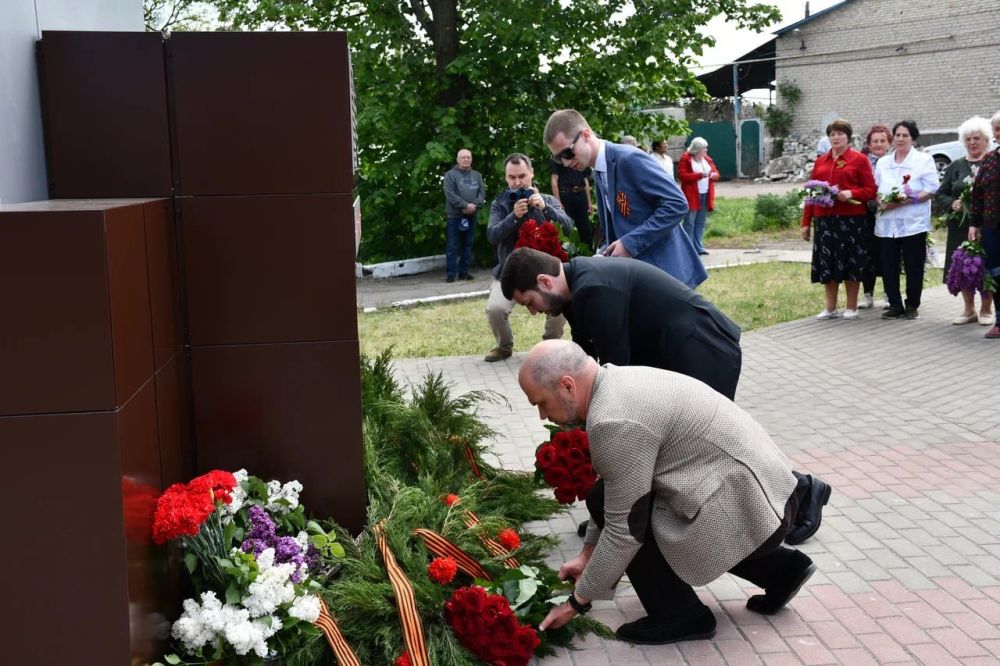 Сегодня, 7 мая, в преддверии 80-летия Великой Победы, в поселке Новолуганское состоялось значимое событие - открытие памятника погибшим воинам 1941-1945 годов, восстановленный шефом-регионом Чукотским автономным округом Сегодня, 7 мая, в преддверии 80-летия Великой Победы, в поселке Новолуганское состоялось значимое событие - открытие памятника погибшим воинам 1941-1945 годов, восстановленный шефом-регионом Чукотским автономным округом