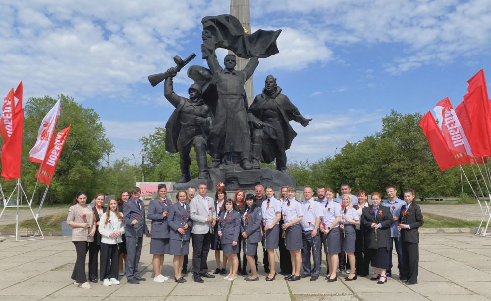 В преддверии Дня Победы, 7 мая, в городе Луганске сотрудники Управления Россельхознадзора по Донецкой Народной Республике и Луганской Народной Республике приняли участие в торжественном возложении цветов к памятнику войскам... В преддверии Дня Победы, 7 мая, в городе Луганске сотрудники Управления Россельхознадзора по Донецкой Народной Республике и Луганской Народной Республике приняли участие в торжественном возложении цветов к памятнику войскам...