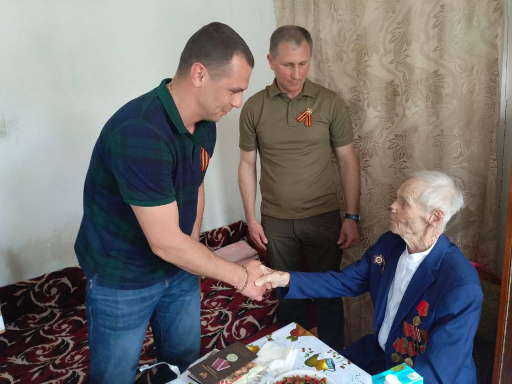 Александр Шатов: Поздравил ветерана Великой Отечественной войны с предстоящим праздником Александр Шатов: Поздравил ветерана Великой Отечественной войны с предстоящим праздником