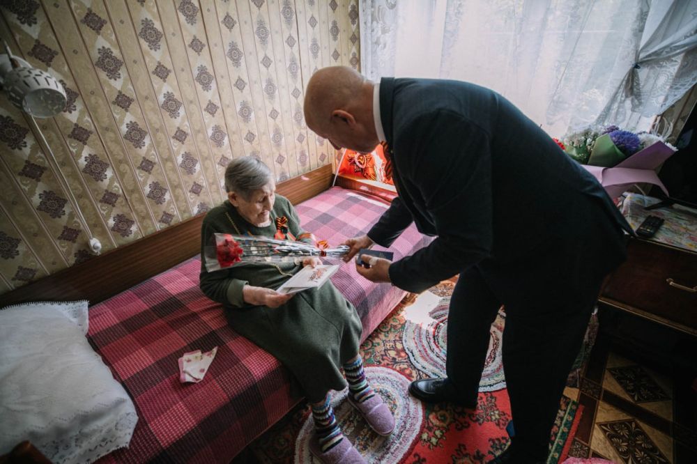 Олег Моргун: В преддверии 80-летия Великой Победы четверым ветеранам Великой Отечественной войны присвоили звание "Почетный гражданин городского округа Мариуполь" Олег Моргун: В преддверии 80-летия Великой Победы четверым ветеранам Великой Отечественной войны присвоили звание "Почетный гражданин городского округа Мариуполь"