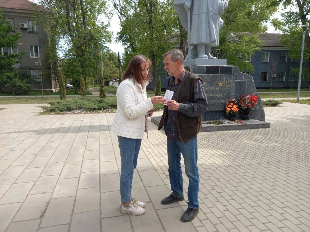 Виктория Жукова: 8 мая в честь празднования Дня Победы прошла значимая акция, которую организовали сотрудники Харцызской центральной модельной библиотеки - раздача буклетов, посвящённых памяти воинов - земляков «Наши земляки... Виктория Жукова: 8 мая в честь празднования Дня Победы прошла значимая акция, которую организовали сотрудники Харцызской центральной модельной библиотеки - раздача буклетов, посвящённых памяти воинов - земляков «Наши земляки...