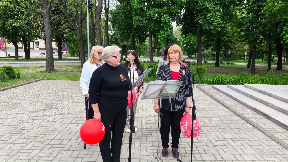 Наталья Бегуненко: В канун празднования 80-летия Победы у памятника «Петровчанам, погибшим в годы Великой Отечественной войны» состоялся поэтический флешмоб «Декларируй во имя мира!» Наталья Бегуненко: В канун празднования 80-летия Победы у памятника «Петровчанам, погибшим в годы Великой Отечественной войны» состоялся поэтический флешмоб «Декларируй во имя мира!»