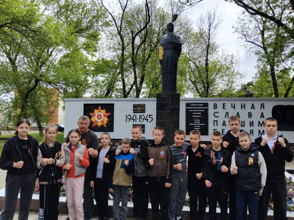 В преддверии 80-й годовщины Победы в Великой Отечественной войне юные воспитанники секции бокса, спортивной школы «Азовец», возложили цветы к вечному огню и монументу «Скорбящая мать» В преддверии 80-й годовщины Победы в Великой Отечественной войне юные воспитанники секции бокса, спортивной школы «Азовец», возложили цветы к вечному огню и монументу «Скорбящая мать»