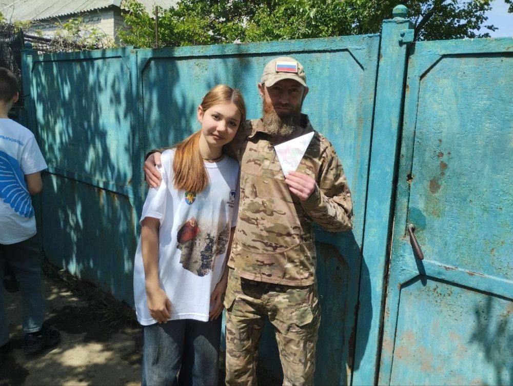 В преддверии праздника волонтеры ГБОУ «Мироновская школа №10 г.о. Дебальцево» поздравили военнослужащих с Днем Победы, подарив им не только символические подарки, но и частичку тепла и признательности в этот знаменательный... В преддверии праздника волонтеры ГБОУ «Мироновская школа №10 г.о. Дебальцево» поздравили военнослужащих с Днем Победы, подарив им не только символические подарки, но и частичку тепла и признательности в этот знаменательный...