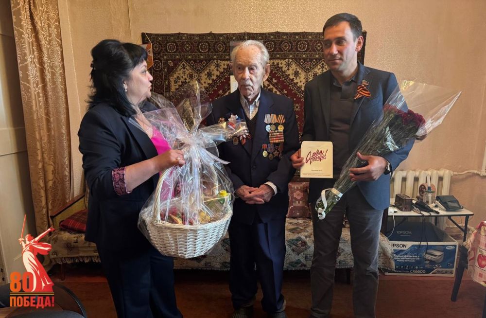 Участника боевых действий Великой Отечественной войны Федора Ивановича Брынцева поздравили с Днем Победы администрация Горловки и Народный Совет ДНР Участника боевых действий Великой Отечественной войны Федора Ивановича Брынцева поздравили с Днем Победы администрация Горловки и Народный Совет ДНР