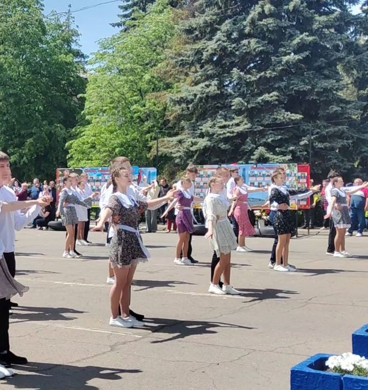 Акция «Вальс Победы». 7 мая, в преддверии Дня Великой Победы, в городском округе Торез состоялся «Вальс Победы» Акция «Вальс Победы». 7 мая, в преддверии Дня Великой Победы, в городском округе Торез состоялся «Вальс Победы»