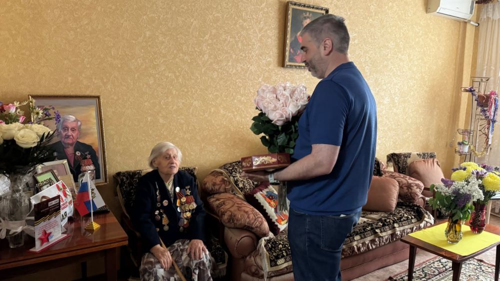 Алексей Дорофеев: Сегодня в канун 9 мая посетил с поздравлениями удивительного человека — 99-летнюю Валентину Тимофеевну Базилевич-Болотову, ветерана Великой Отечественной войны из Макеевки Алексей Дорофеев: Сегодня в канун 9 мая посетил с поздравлениями удивительного человека — 99-летнюю Валентину Тимофеевну Базилевич-Болотову, ветерана Великой Отечественной войны из Макеевки