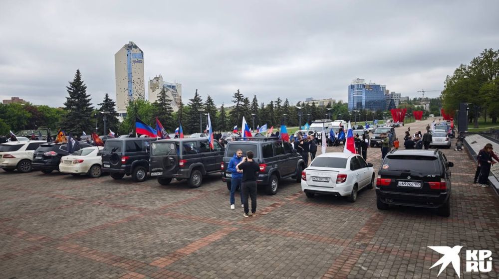 В Донецке участники автопробега развернули огромное Знамя Победы В Донецке участники автопробега развернули огромное Знамя Победы