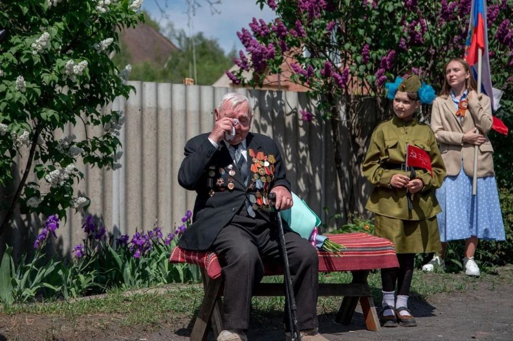 Парад ветерану. В преддверии Дня Победы знаменная группа юнармейцев ВПСК "Гагаринцы" Торезской школы №18 прошла парадным маршем для ветерана Великой Отечественной войны Пампухова Василия Михайловича Парад ветерану. В преддверии Дня Победы знаменная группа юнармейцев ВПСК "Гагаринцы" Торезской школы №18 прошла парадным маршем для ветерана Великой Отечественной войны Пампухова Василия Михайловича