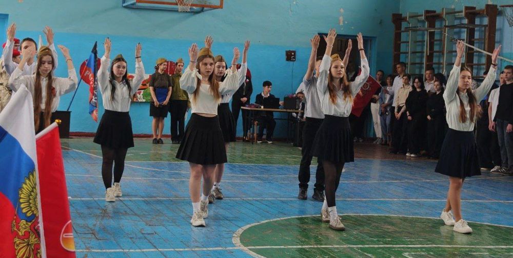 Торжественная линейка ко Дню Победы Торжественная линейка ко Дню Победы