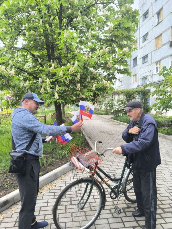 Наталья Великодная: Жителям Кураховского округа накануне праздников вручили ленточки и флажки Наталья Великодная: Жителям Кураховского округа накануне праздников вручили ленточки и флажки