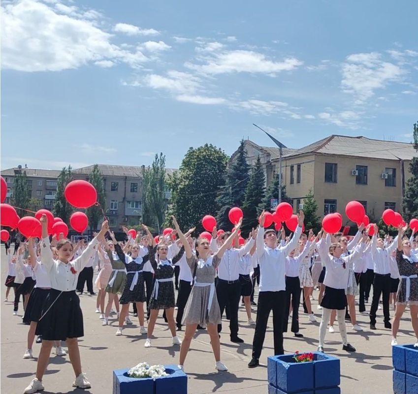 Акция «Вальс Победы». 7 мая, в преддверии Дня Великой Победы, в городском округе Торез состоялся «Вальс Победы» Акция «Вальс Победы». 7 мая, в преддверии Дня Великой Победы, в городском округе Торез состоялся «Вальс Победы»