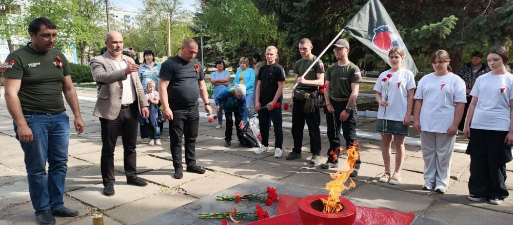 Активисты движения Первых ГБОУ «Школа № 10 г.о. Дебальцево» приняли участие в зажжении нового Вечного огня на Братской могиле советских воинов, погибших в боях с фашистскими захватчиками Активисты движения Первых ГБОУ «Школа № 10 г.о. Дебальцево» приняли участие в зажжении нового Вечного огня на Братской могиле советских воинов, погибших в боях с фашистскими захватчиками