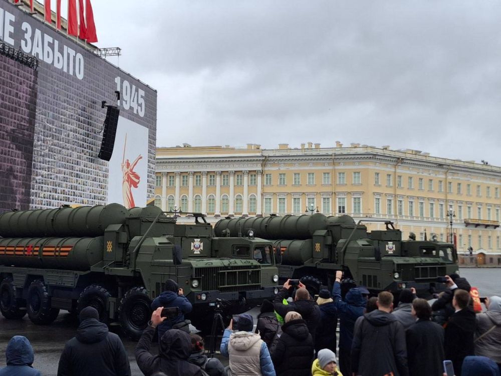 Вместе с ветеранами боевых действий отправились в Эрмитаж Вместе с ветеранами боевых действий отправились в Эрмитаж