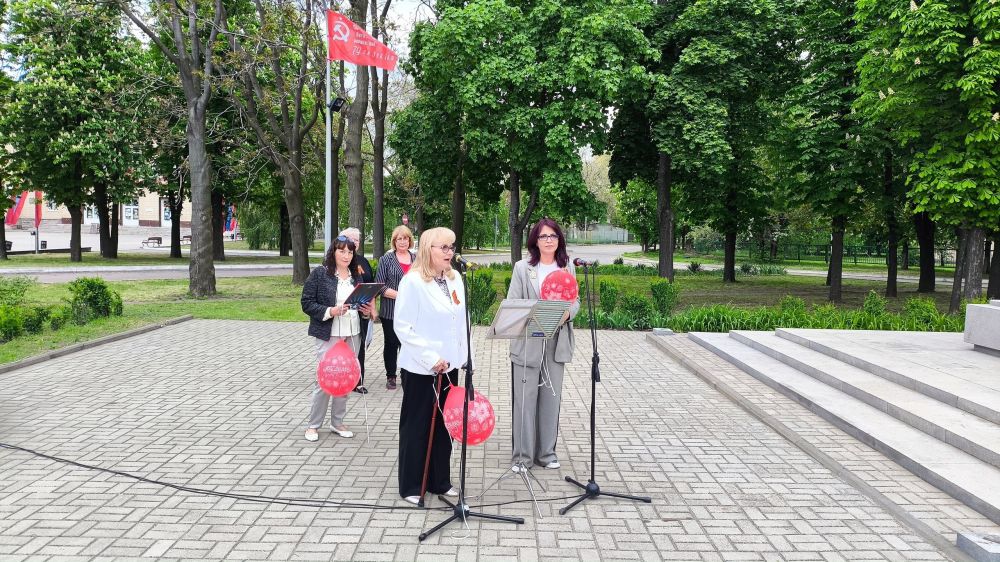 Наталья Бегуненко: В канун празднования 80-летия Победы у памятника «Петровчанам, погибшим в годы Великой Отечественной войны» состоялся поэтический флешмоб «Декларируй во имя мира!» Наталья Бегуненко: В канун празднования 80-летия Победы у памятника «Петровчанам, погибшим в годы Великой Отечественной войны» состоялся поэтический флешмоб «Декларируй во имя мира!»