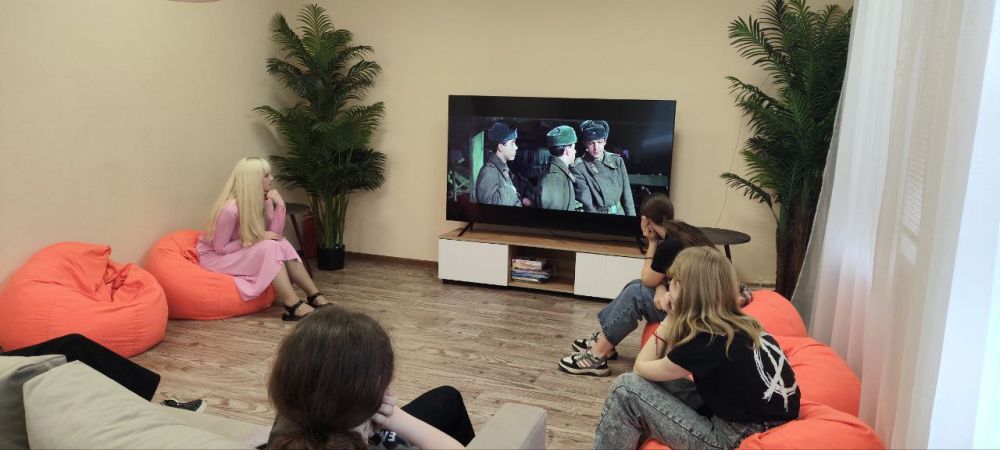 В рамках реализации национального проекта "Культура", посвященного 80-летию Победы в Великой Отечественной войне и Году защитника Отечества, молодёжный отдел имени Марии Пироговой организовал серию показов военных фильмов В рамках реализации национального проекта "Культура", посвященного 80-летию Победы в Великой Отечественной войне и Году защитника Отечества, молодёжный отдел имени Марии Пироговой организовал серию показов военных фильмов