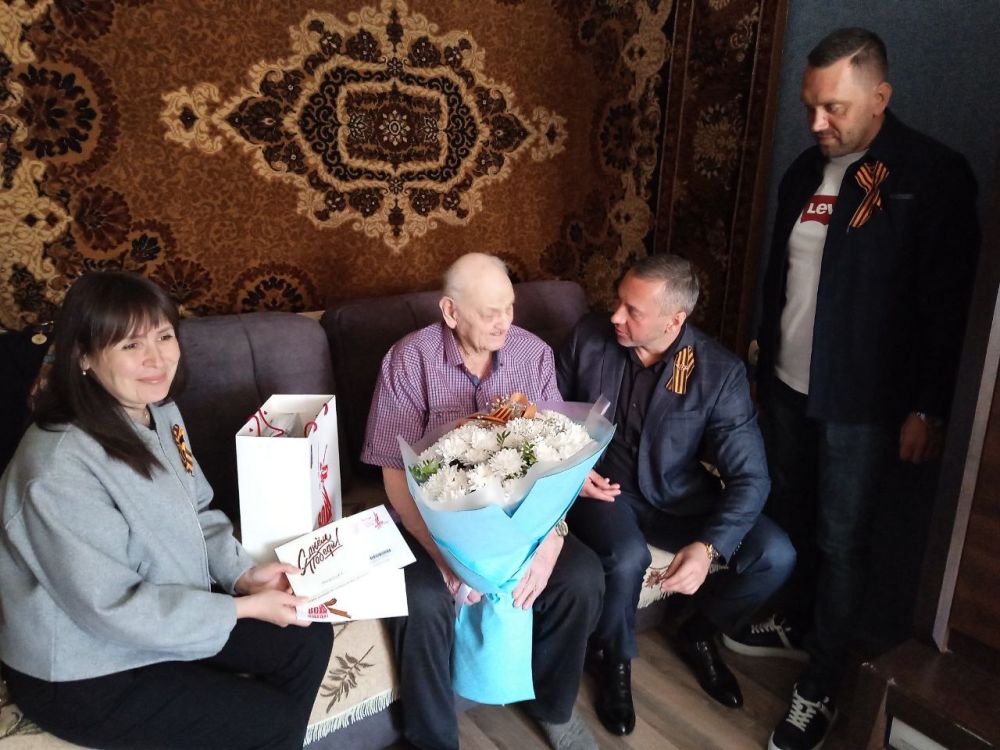 Василий Ткачук: Сегодня в преддверии 80-летия Победы в Великой Отечественной войне совместно с депутатом Народного совета ДНР Юрием Афендиковым поздравила ветерана Геннадия Александровича Пяткина и пожелала крепкого... Василий Ткачук: Сегодня в преддверии 80-летия Победы в Великой Отечественной войне совместно с депутатом Народного совета ДНР Юрием Афендиковым поздравила ветерана Геннадия Александровича Пяткина и пожелала крепкого...