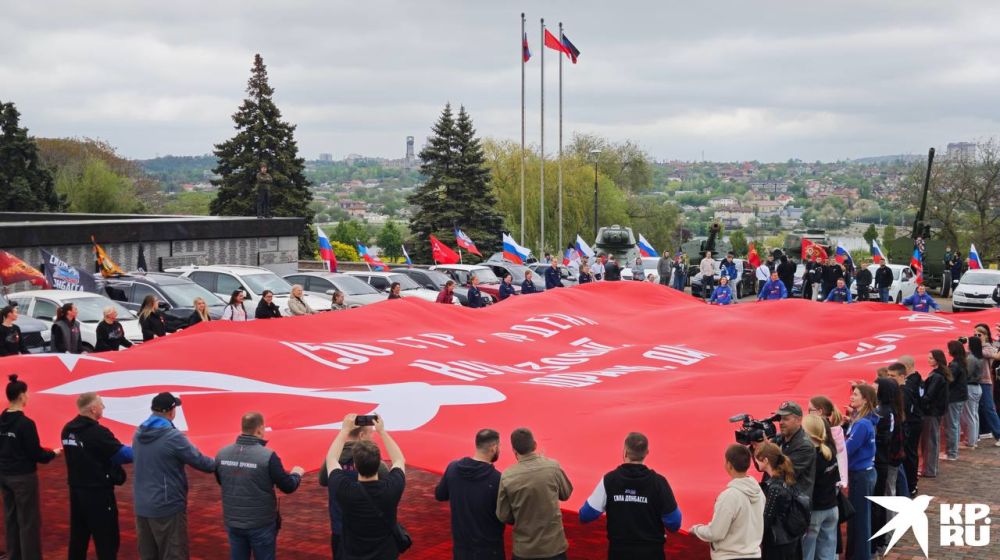 В Донецке участники автопробега развернули огромное Знамя Победы В Донецке участники автопробега развернули огромное Знамя Победы