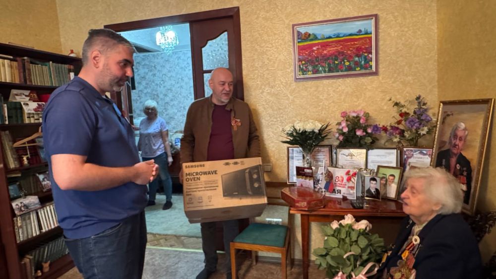Алексей Дорофеев: Сегодня в канун 9 мая посетил с поздравлениями удивительного человека — 99-летнюю Валентину Тимофеевну Базилевич-Болотову, ветерана Великой Отечественной войны из Макеевки Алексей Дорофеев: Сегодня в канун 9 мая посетил с поздравлениями удивительного человека — 99-летнюю Валентину Тимофеевну Базилевич-Болотову, ветерана Великой Отечественной войны из Макеевки