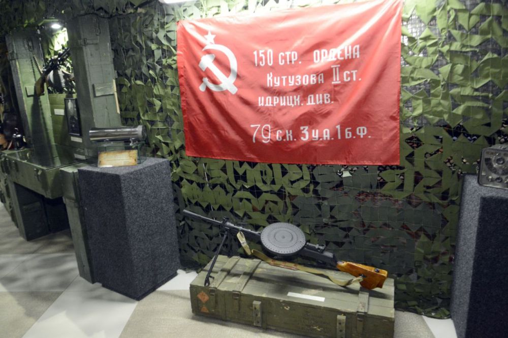 Заместитель Председателя Народного Совета ДНР (фракция «Новые люди») Алексей Дорофеев вместе с юнармейцами Республики посетил открытие выставки «Оружие победы» в военно-историческом музее Великой Отечественной войны в Донецке Заместитель Председателя Народного Совета ДНР (фракция «Новые люди») Алексей Дорофеев вместе с юнармейцами Республики посетил открытие выставки «Оружие победы» в военно-историческом музее Великой Отечественной войны в Донецке