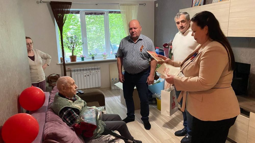 Василий Ткачук: В преддверии 80-летия Победы в Великой Отечественной войне заместитель руководителя Управы Калининского внутригородского района Вячеслав Пахущий совместно с депутатом Народного Совета ДНР Еленой Шишкиной и... Василий Ткачук: В преддверии 80-летия Победы в Великой Отечественной войне заместитель руководителя Управы Калининского внутригородского района Вячеслав Пахущий совместно с депутатом Народного Совета ДНР Еленой Шишкиной и...