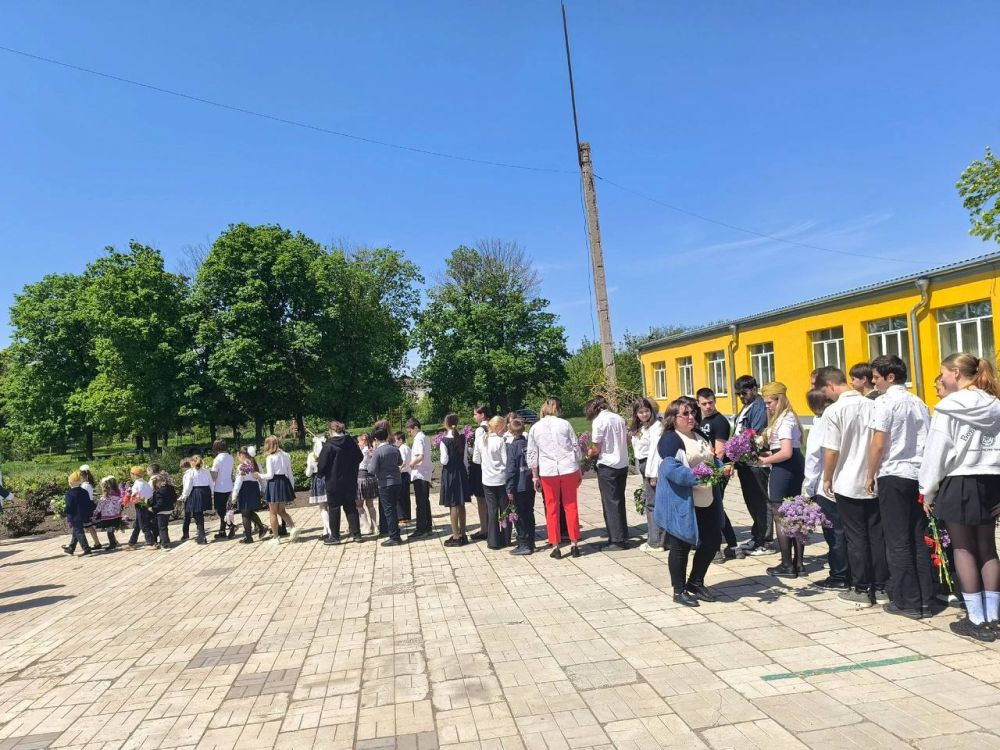 В ГБОУ «Приазовская школа» прошла торжественная линейка, посвященная 80-летию Победы в Великой Отечественной войне! В ГБОУ «Приазовская школа» прошла торжественная линейка, посвященная 80-летию Победы в Великой Отечественной войне!