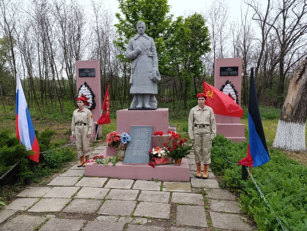 В Ольховке возложили цветы к Братской могиле советских воинов-освободителей В Ольховке возложили цветы к Братской могиле советских воинов-освободителей