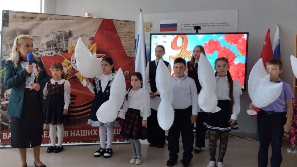 В преддверии празднования 80-летия Великой Победы для учащихся, учителей ГБОУ «Мангушская школа №1» была проведена торжественная линейка, посвящённая Дню Победы! В преддверии празднования 80-летия Великой Победы для учащихся, учителей ГБОУ «Мангушская школа №1» была проведена торжественная линейка, посвящённая Дню Победы!