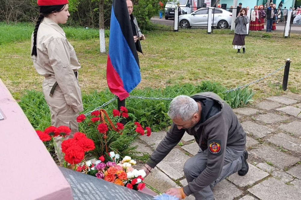 В Ольховке возложили цветы к Братской могиле советских воинов-освободителей В Ольховке возложили цветы к Братской могиле советских воинов-освободителей
