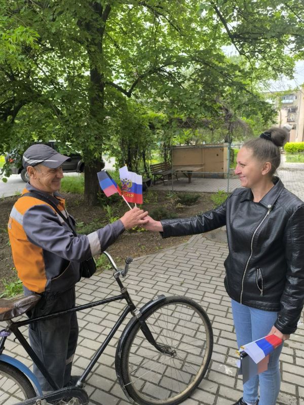 Наталья Великодная: Жителям Кураховского округа накануне праздников вручили ленточки и флажки Наталья Великодная: Жителям Кураховского округа накануне праздников вручили ленточки и флажки