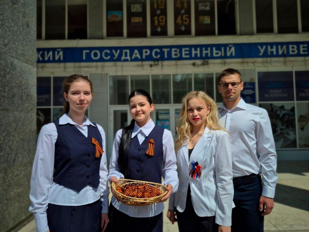 В ДонГУ прошла патриотическая акция «Георгиевская ленточка» В ДонГУ прошла патриотическая акция «Георгиевская ленточка»