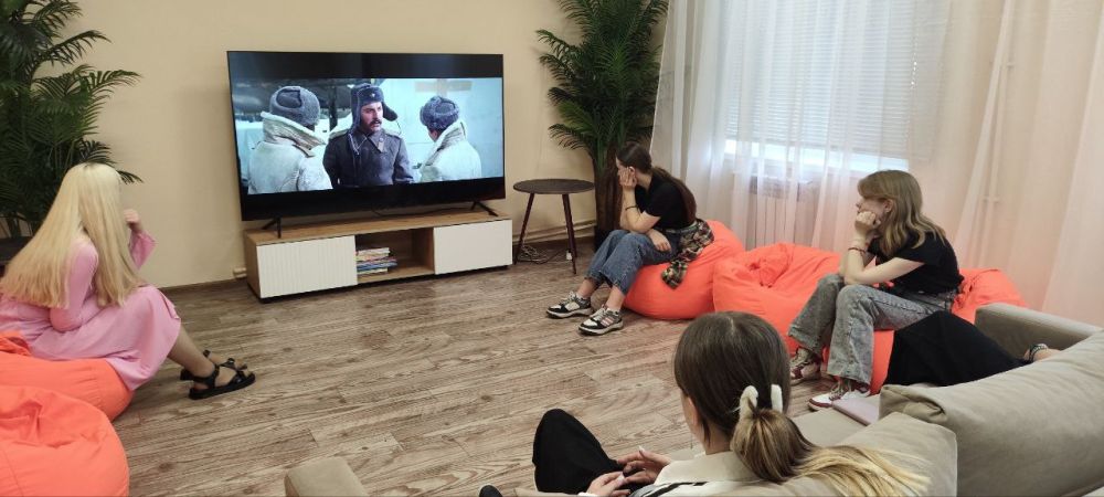 В рамках реализации национального проекта "Культура", посвященного 80-летию Победы в Великой Отечественной войне и Году защитника Отечества, молодёжный отдел имени Марии Пироговой организовал серию показов военных фильмов В рамках реализации национального проекта "Культура", посвященного 80-летию Победы в Великой Отечественной войне и Году защитника Отечества, молодёжный отдел имени Марии Пироговой организовал серию показов военных фильмов