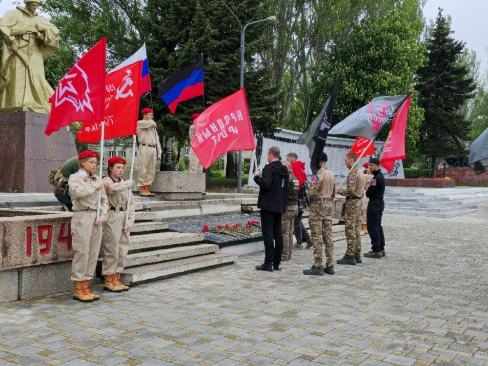 В преддверии всенародного праздника - 9 Мая, в рамках акции «Огонь памяти», представители Народного фронта привезли в Ясиноватую частицу пламени, взятого от вечного огня в Алексанровском саду столицы Российской Федерации В преддверии всенародного праздника - 9 Мая, в рамках акции «Огонь памяти», представители Народного фронта привезли в Ясиноватую частицу пламени, взятого от вечного огня в Алексанровском саду столицы Российской Федерации