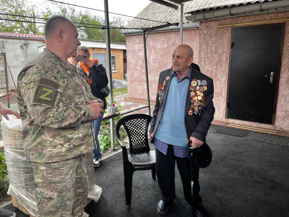 Виктория Жукова: Сегодня, 8 мая, в преддверии празднования Дня Победы от Главы Донецкой Народной Республики Дениса Пушилина Администрацией городского округа Харцызск был передан памятный подарок Ветерану Великой... Виктория Жукова: Сегодня, 8 мая, в преддверии празднования Дня Победы от Главы Донецкой Народной Республики Дениса Пушилина Администрацией городского округа Харцызск был передан памятный подарок Ветерану Великой...
