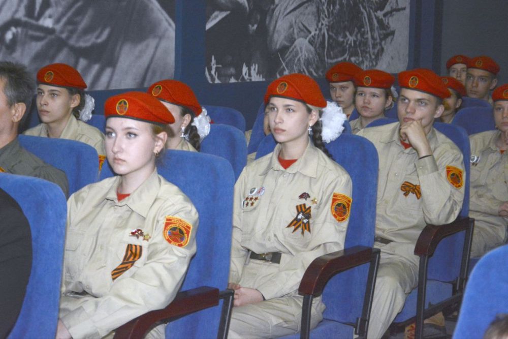 Заместитель Председателя Народного Совета ДНР (фракция «Новые люди») Алексей Дорофеев вместе с юнармейцами Республики посетил открытие выставки «Оружие победы» в военно-историческом музее Великой Отечественной войны в Донецке Заместитель Председателя Народного Совета ДНР (фракция «Новые люди») Алексей Дорофеев вместе с юнармейцами Республики посетил открытие выставки «Оружие победы» в военно-историческом музее Великой Отечественной войны в Донецке