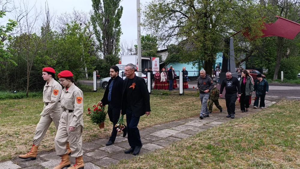 В Ольховке возложили цветы к Братской могиле советских воинов-освободителей В Ольховке возложили цветы к Братской могиле советских воинов-освободителей