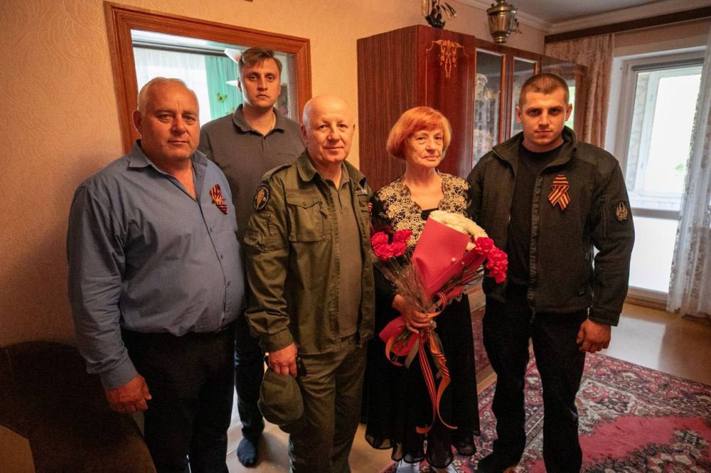 В Мариуполе ветеранам вручили приветственные адреса, подарки и цветы к 9 Мая В Мариуполе ветеранам вручили приветственные адреса, подарки и цветы к 9 Мая