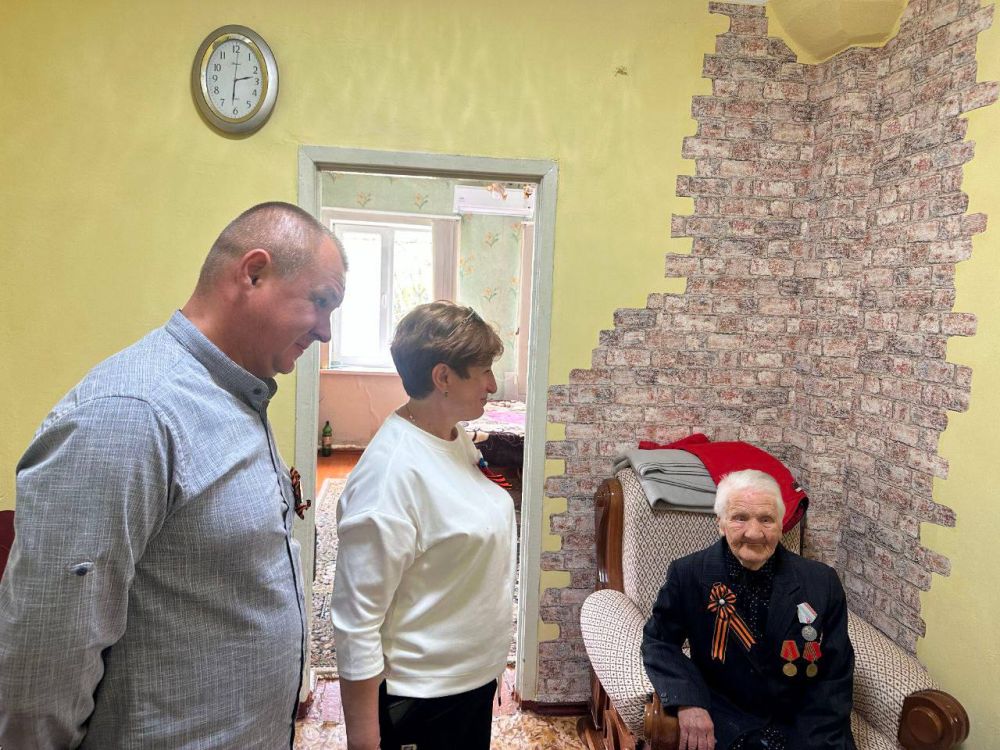 В преддверии 80-й годовщины Великой Победы депутатский корпус Волновахского муниципального совета посетили детей войны, чтобы лично поздравить их с этим священным праздником В преддверии 80-й годовщины Великой Победы депутатский корпус Волновахского муниципального совета посетили детей войны, чтобы лично поздравить их с этим священным праздником